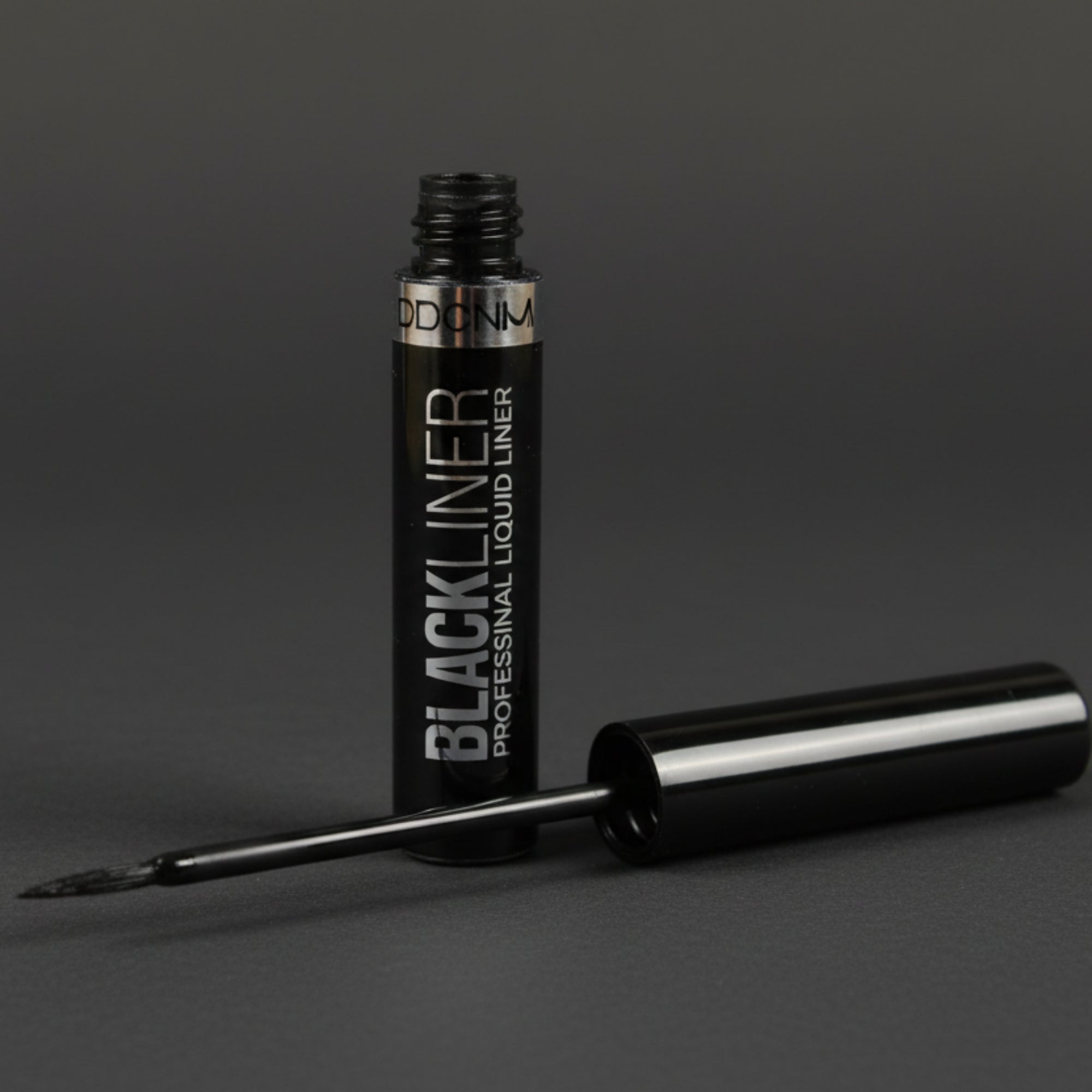 Eyeliner Noir Waterproof – Precision Tip D'DONNA